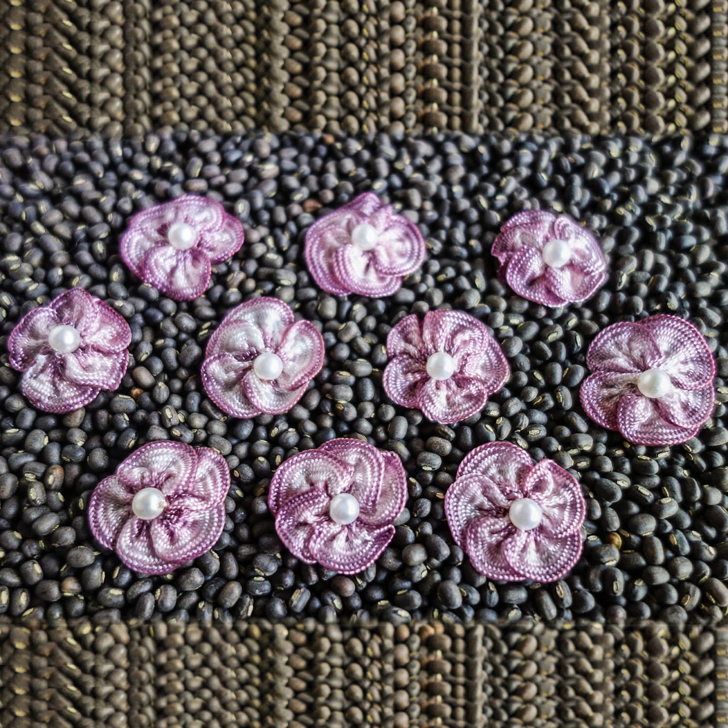 Kleine Panaschierten Gekräuselte Lila Schleife Blüten Mit Perle-Zentrum Kleine Panaschierten Gekräuselte Lila Schleife Blüten Mit Perle-Zentrum von ColourCocoon