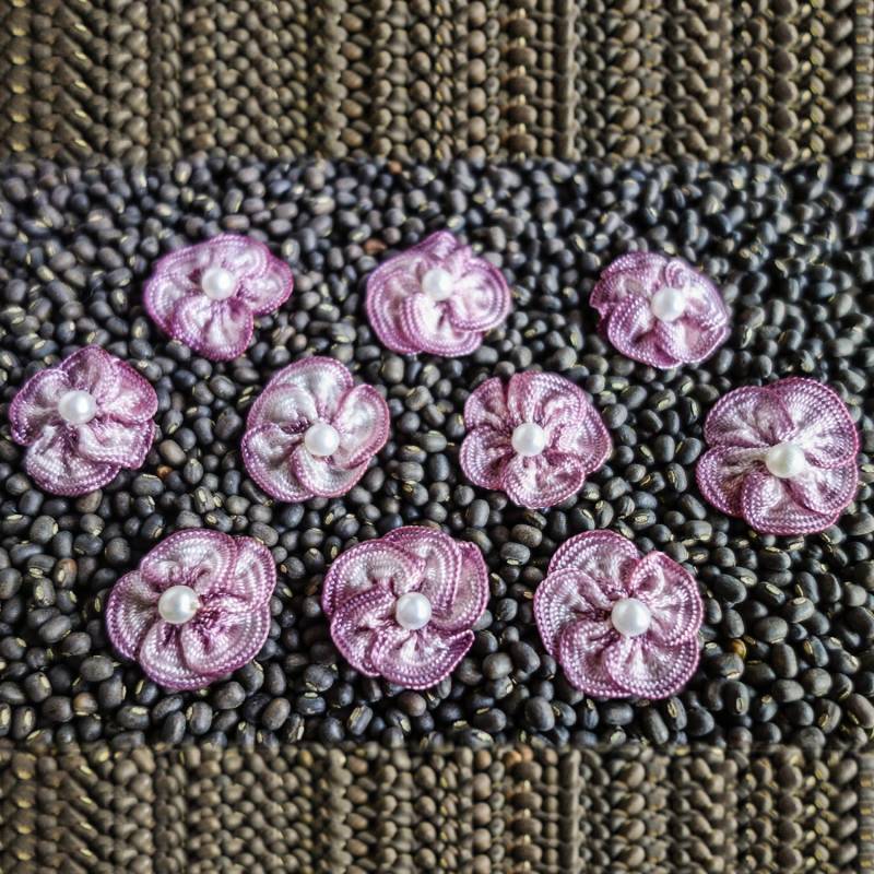 Kleine Panaschierten Gekräuselte Lila Schleife Blüten Mit Perle-Zentrum Kleine Panaschierten Gekräuselte Lila Schleife Blüten Mit Perle-Zentrum von ColourCocoon