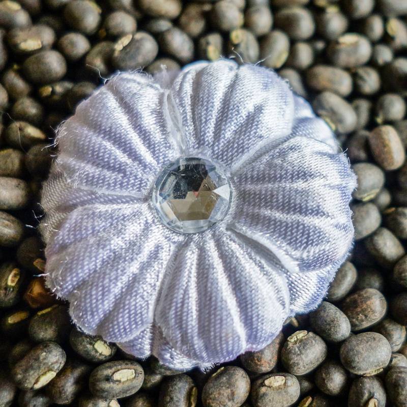 Kleine Weiße Geschichtet Stoffblumen Mit Strass-Zentren Kleine Weiße Geschichtet Stoffblumen Mit Strass-Zentren von ColourCocoon