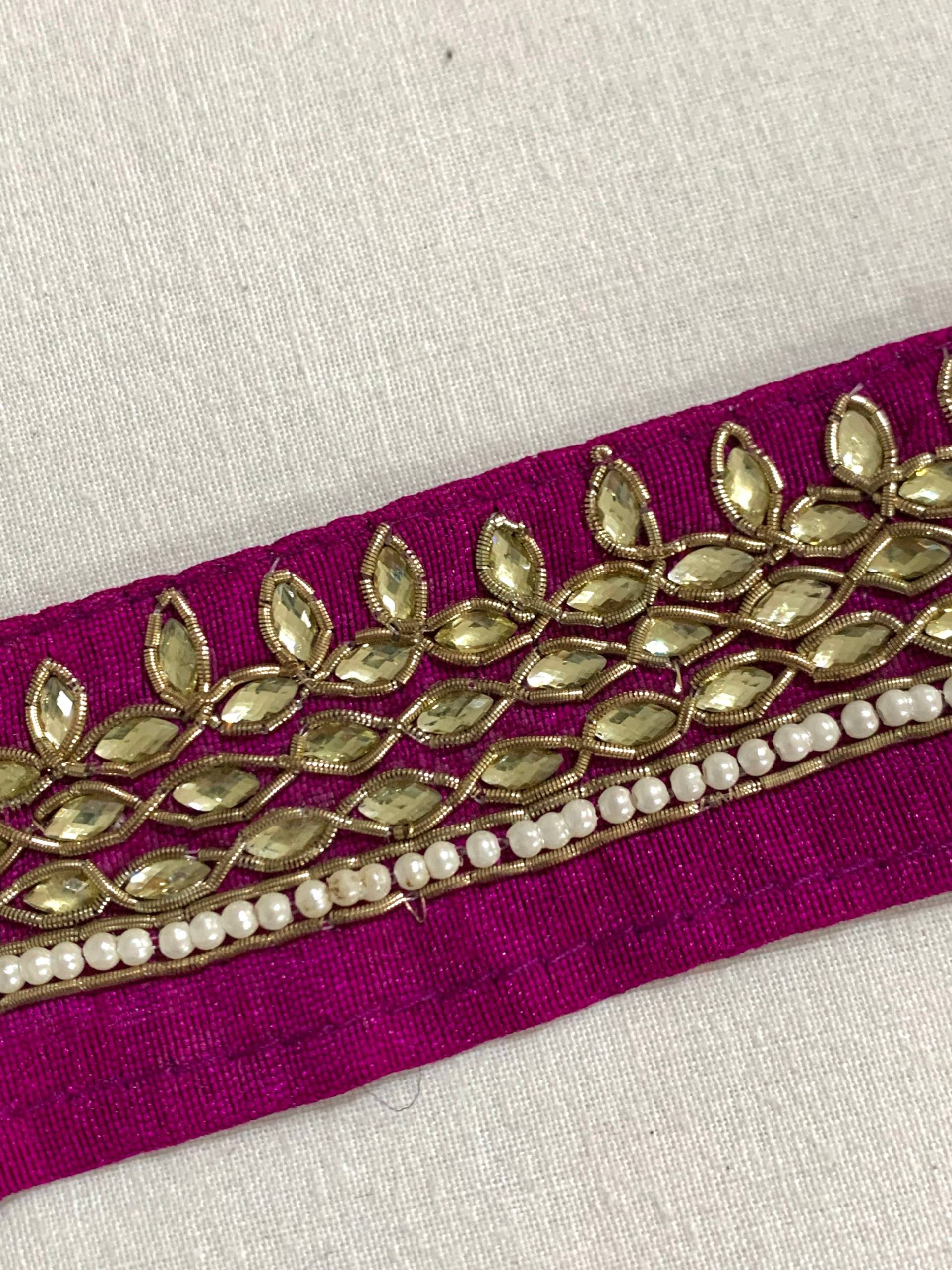 Magenta Seidenborte, Hellgold Strasssteine, Handgestickte Borte, Zardosi Kordel Abendkleidung Borte von ColourCocoon