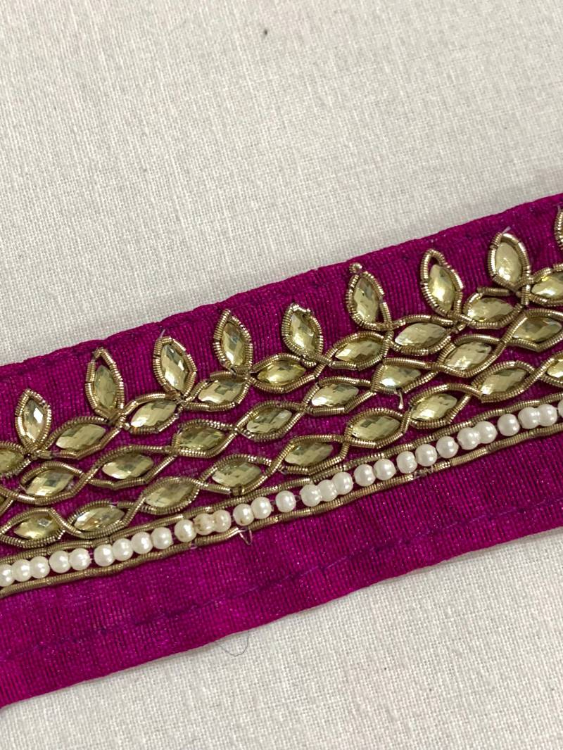 Magenta Seidenborte, Hellgold Strasssteine, Handgestickte Borte, Zardosi Kordel Abendkleidung Borte Magenta Seidenborte, Hellgold Strasssteine, Handgestickte Borte, Zardosi Kordel Abendkleidung Borte von ColourCocoon