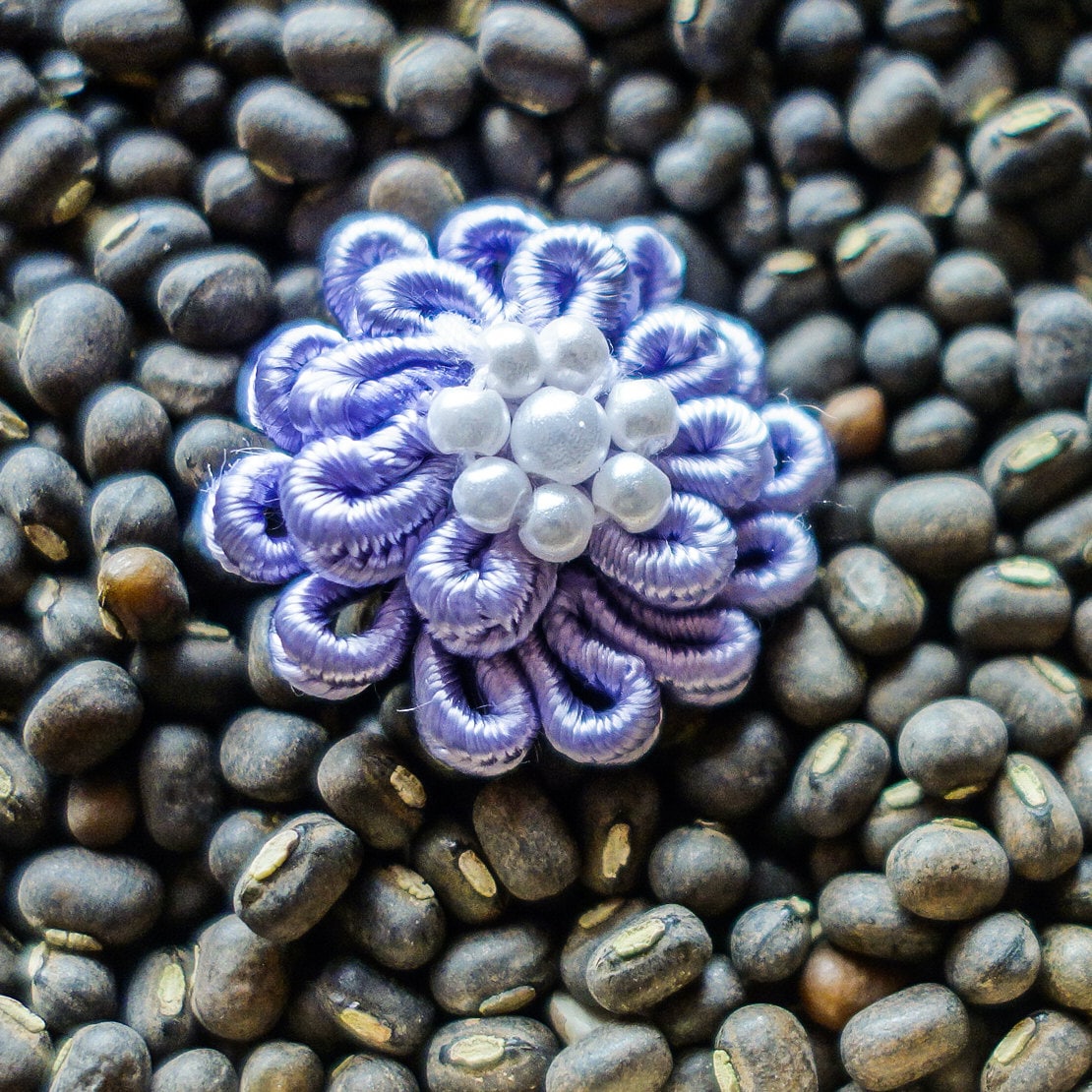 Miniatur-Lila Geschichtet Schnörkel Blüten Mit Perlen Zentrum Miniatur-Lila Geschichtet Schnörkel Blüten Mit Perlen Zentrum von ColourCocoon