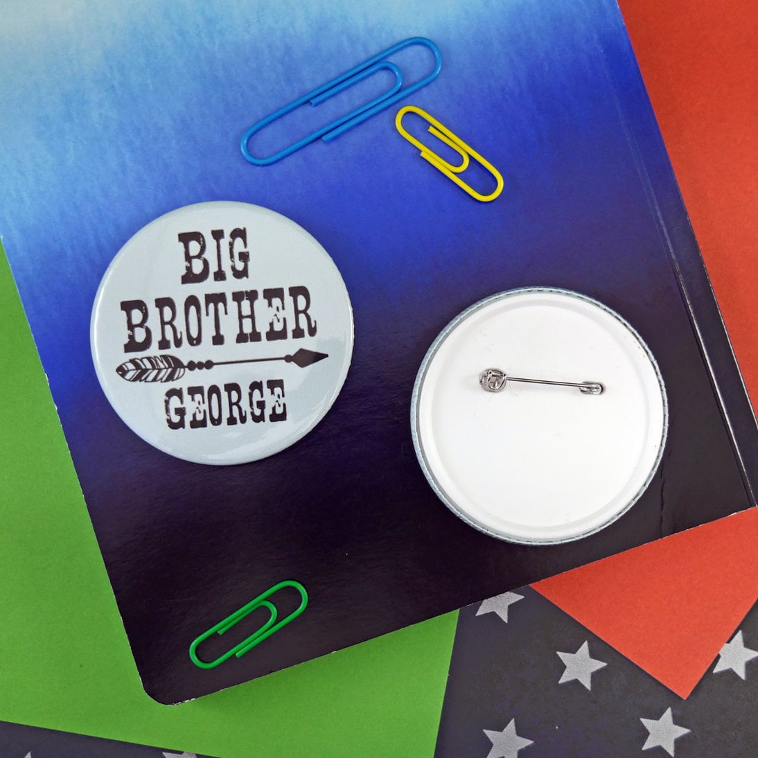Personalisierter Big Brother Pin - Ansage Abzeichen Personalisierter Big Brother Pin - Ansage Abzeichen von ColourMeFun