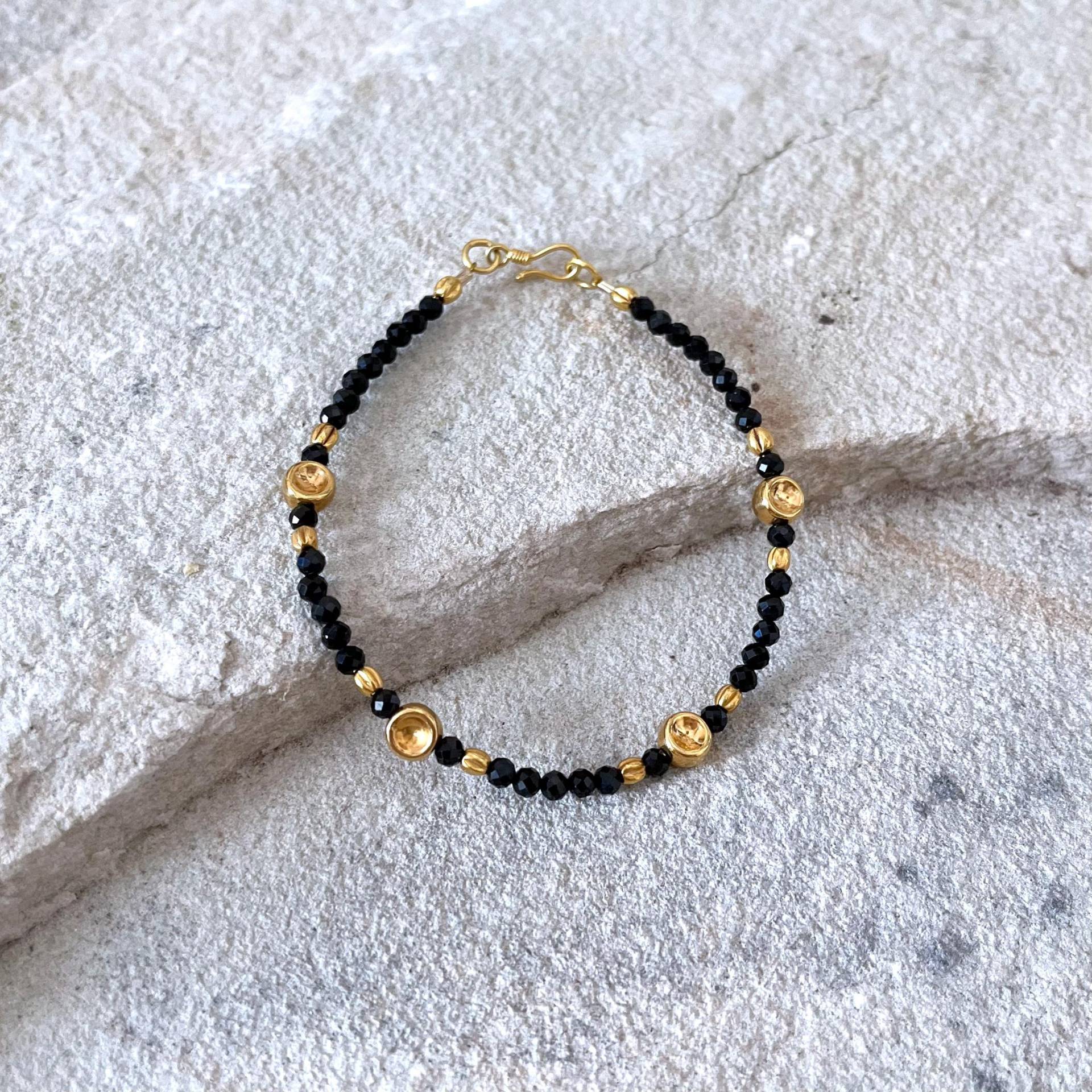 Schwarzes Edelsteinarmband Mit Spinel Und Goldperlen, Gold 750 18K Karat von ColouredCat