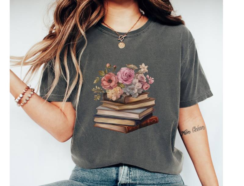 Books & Flowers Shirt | Cute Gift For Booklover Bookworm Reading T-Shirt Floral Book Comfort Color von ColourfulAnni