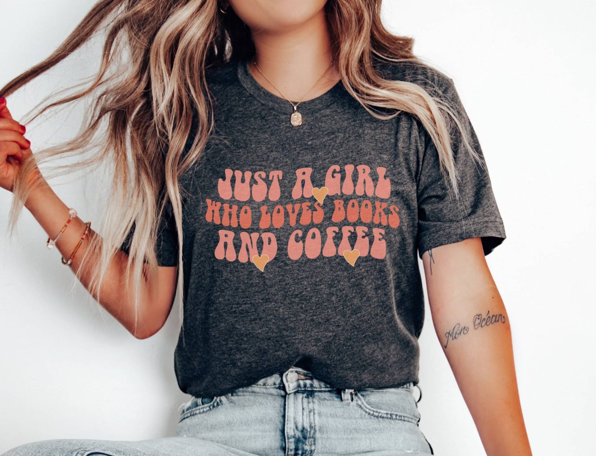 Just A Girl Who Loves Books & Coffee | Gift For Booklover Retro Book Shirt Girl Cute Gift Her Bookworm von ColourfulAnni