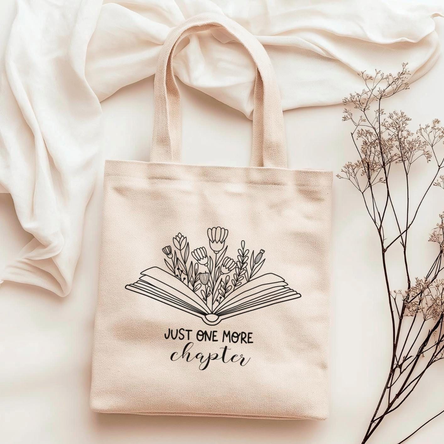 Just One More Chapter Tote Bag | Baumwolltasche Einkaufstasche Booklover Gift Bookworm Bookish von ColourfulAnni