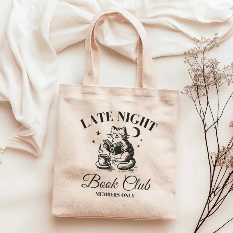 Late Night Readers Book Club Tote Bag | Cute Cotton Vintage Cat & Books Aesthetic Bookish Gift For Booklover Late Night Readers Book Club Tote Bag | Cute Cotton Vintage Cat & Books Aesthetic Bookish Gift For Booklover von ColourfulAnni
