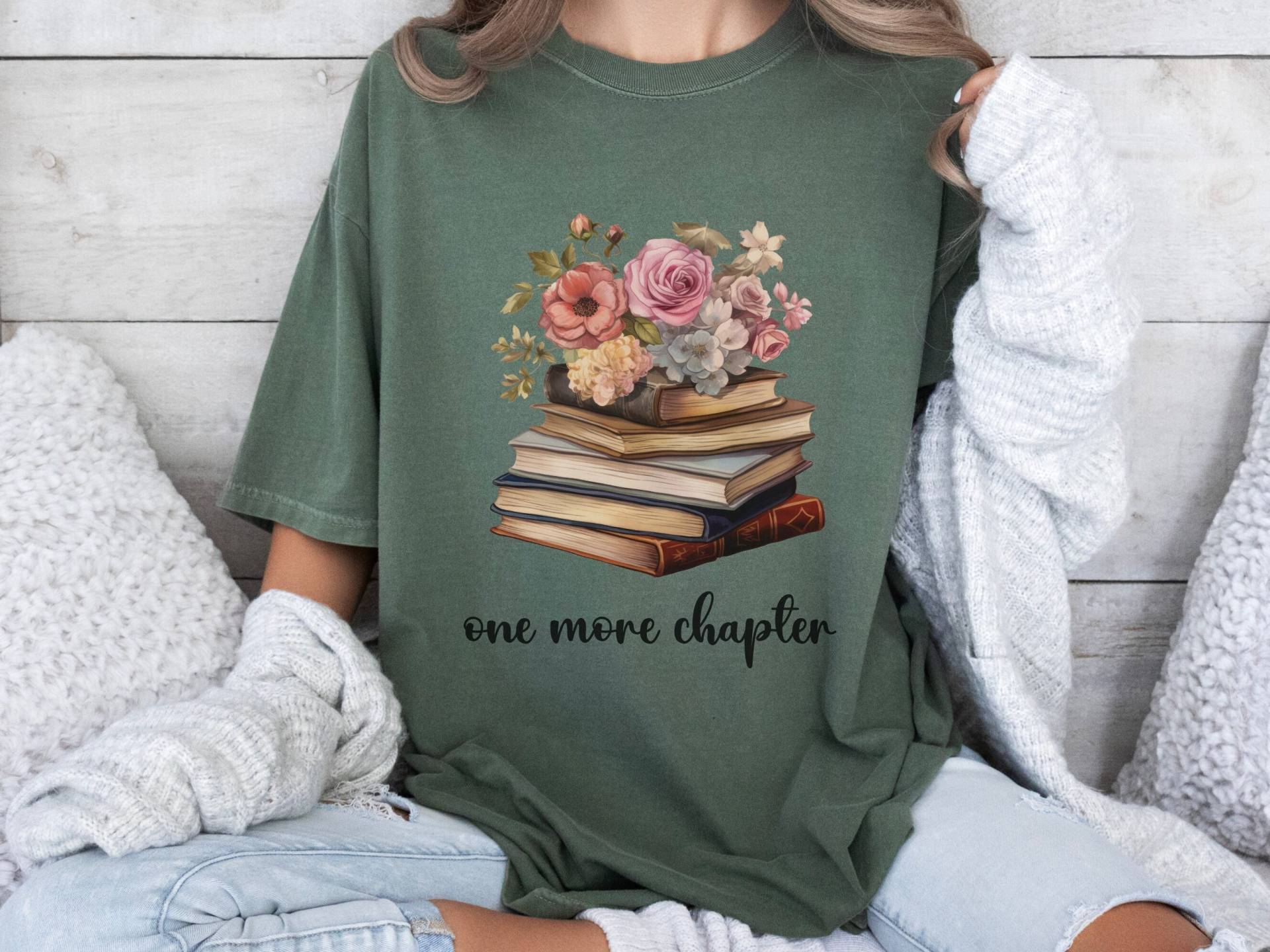 One More Chapter Shirt | Books & Flowers Cute Gift For Booklover Bookworm Reading T-Shirt Floral Book Comfort Color von ColourfulAnni