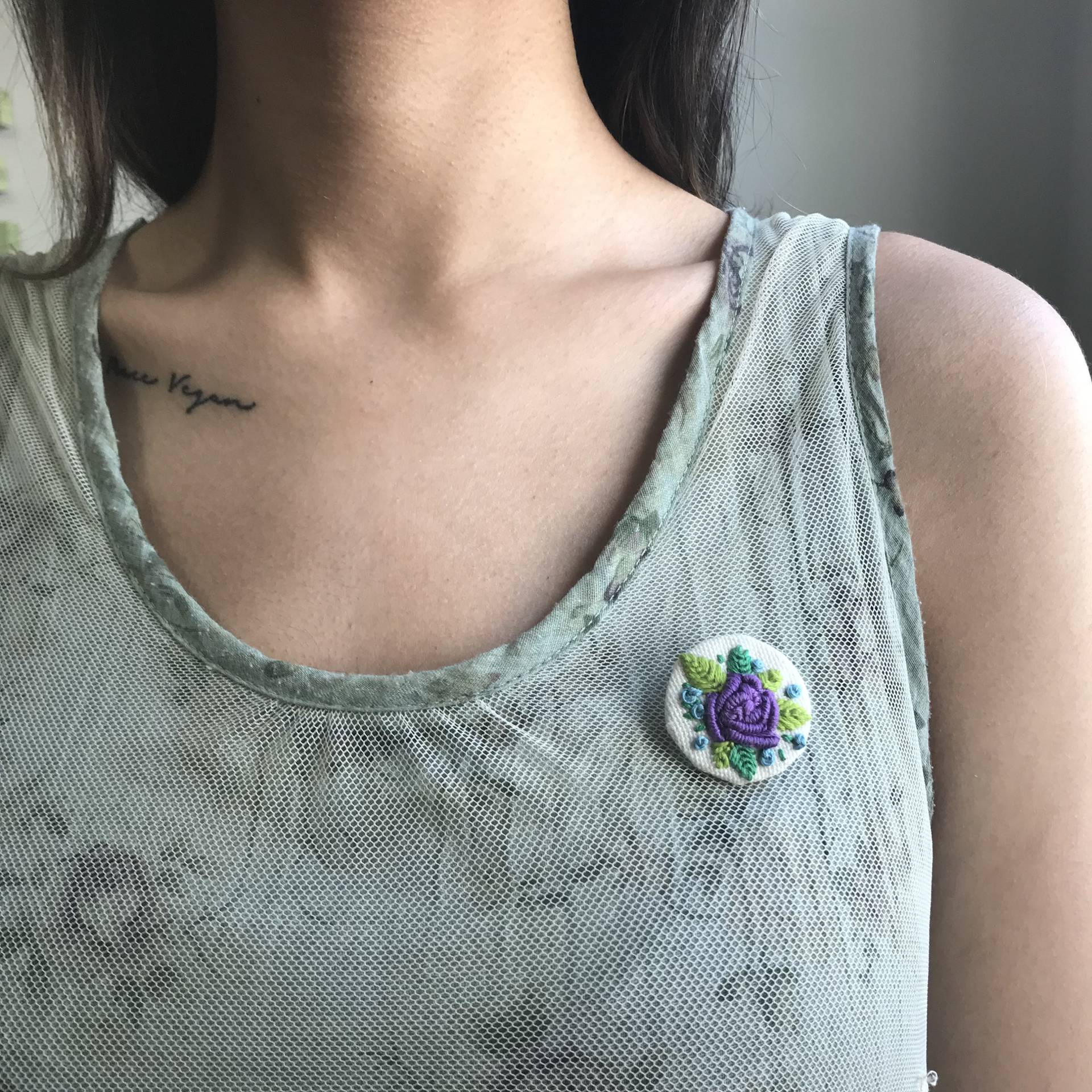 Floral Pin/Brosche Lila Stickerei Floral Pin/Brosche Lila Stickerei von ColourfulMagicShop