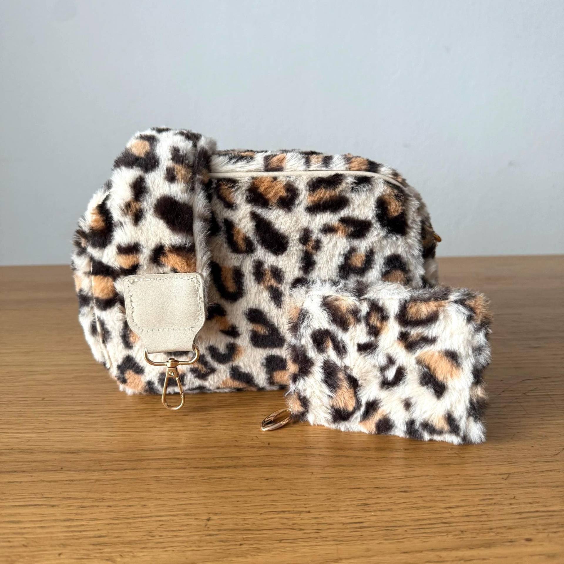 Plüsch Felltasche & Portemonnaie Geschenkset, Crossbody Bag, Crossbag, Teddyfell Umhängetasche, Geldbörse, Leopardenmuster, Leoprint, Creme von ColourfulStyle