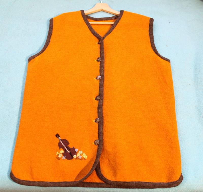 Vintage Bestickte Gekochte Wollweste - Blassorange Geblümte Traditionelle Alpine Damenoberbekleidung von Colourfulbrands