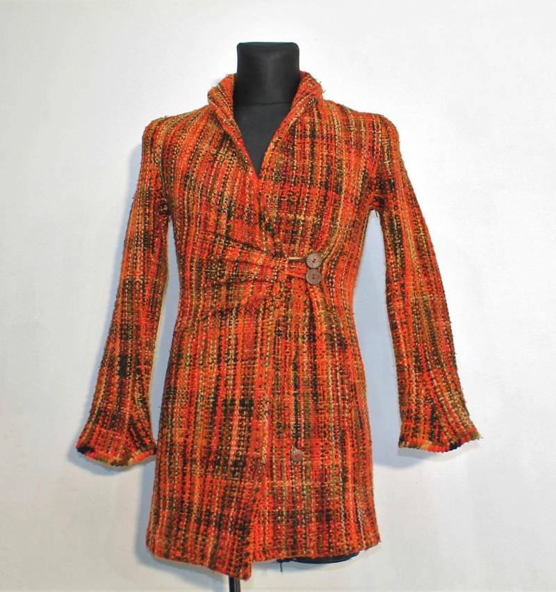 Handgefertigter Zweireihiger Wintermantel Aus Orangefarbener Tweed-Wolle Für Damen. Kleine Größe von Colourfulbrands