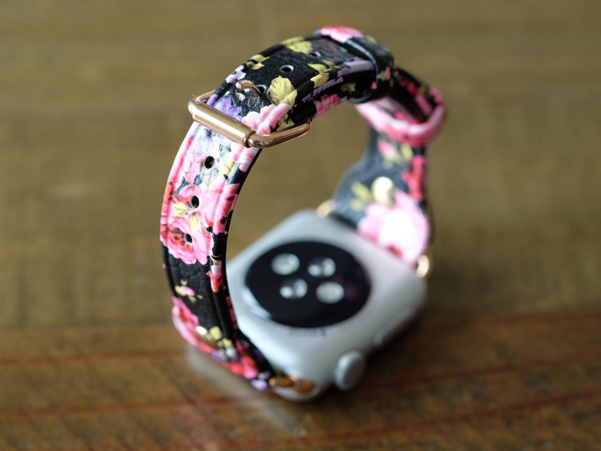 Blumen Armband Für Apple Watch 1 2 3 4 5 6 7 8 9 10 11 Se Ultra 38 40 41 42 44 45 46 49 Mm - Florales Echtleder-Uhrband in Schwarz Abv01 von ColoururworldStudio