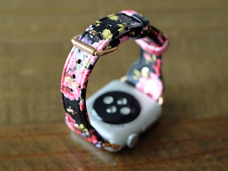 Blumen Armband Für Apple Watch 1 2 3 4 5 6 7 8 9 10 11 Se Ultra 38 40 41 42 44 45 46 49 Mm - Florales Echtleder-Uhrband in Schwarz Abv01 von ColoururworldStudio