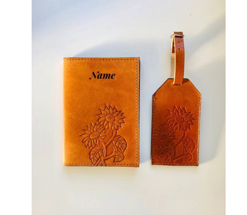 Leder Passport-Cover & Gepäckanhänger/Echt Leder/Blume/Blumen/Sonnenblume/Sonnenblumen/Prägung/Personalisiert/Personalisierung von ColtonScottCreations