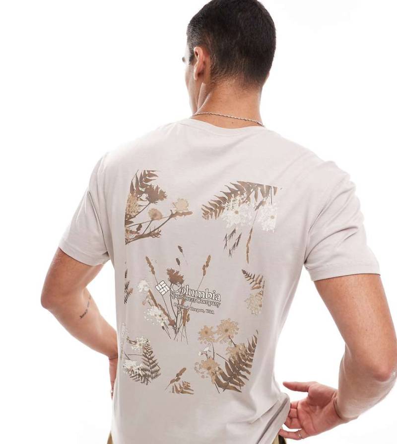 Columbia - Navy Heights - T-Shirt in Steinbeige mit Blumen-Rückenprint, exklusiv bei ASOS-Neutral von Columbia