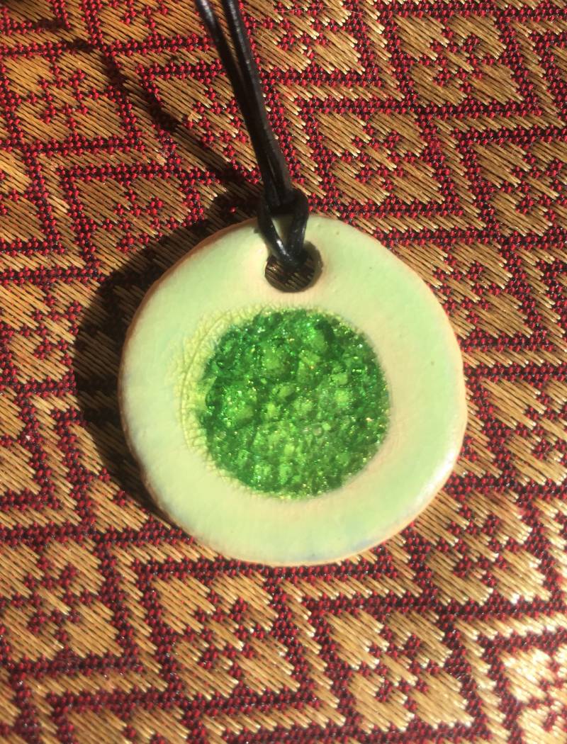 Grünes Glas Und Keramik Halskette, Unisex, Einzigartiger Schmuck, Handgemacht, Hergestellt in Australien, Diffusor Hippy Anhänger, Originelles Grünes Glas Und Keramik Halskette, Unisex, Einzigartiger Schmuck, Handgemacht, Hergestellt in Australien, Diffusor Hippy Anhänger, Originelles von CombigirlJewellery