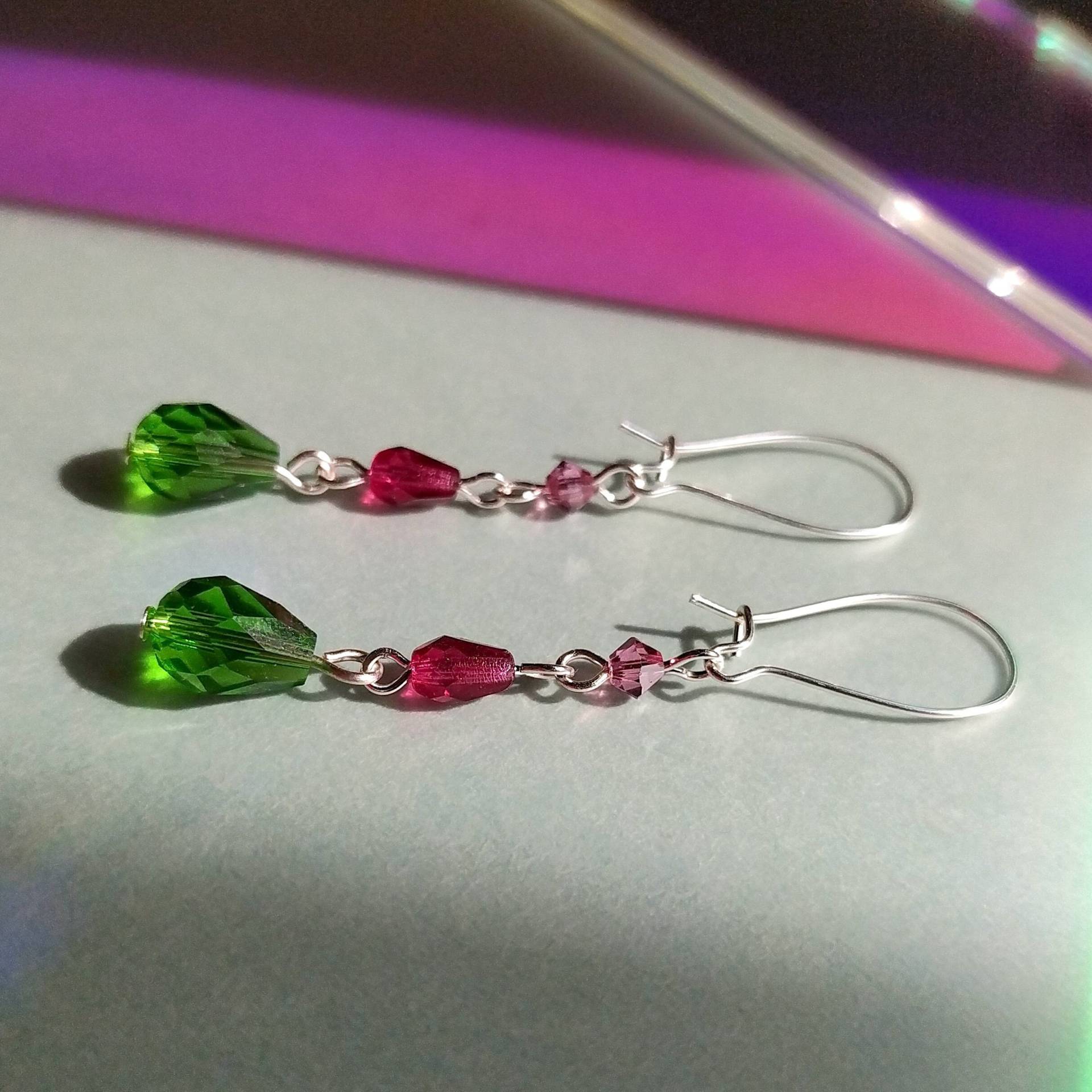 Hänge Ohrringe Mit Facettierten Glasperlen - Melory I Strass in Pink, Grün, Blau Irisierend, Holografisch Melone Farbkombination von CombinedColours