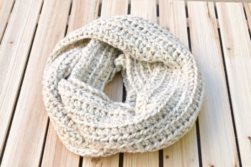 Weißen Schal, Weißer Kreis Weißen Grobstrick Weiße Kutte, Dicker Klobigen Haube Weißen Schal, Weißer Kreis Weißen Grobstrick Weiße Kutte, Dicker Klobigen Haube von ComfyCrochetDesign