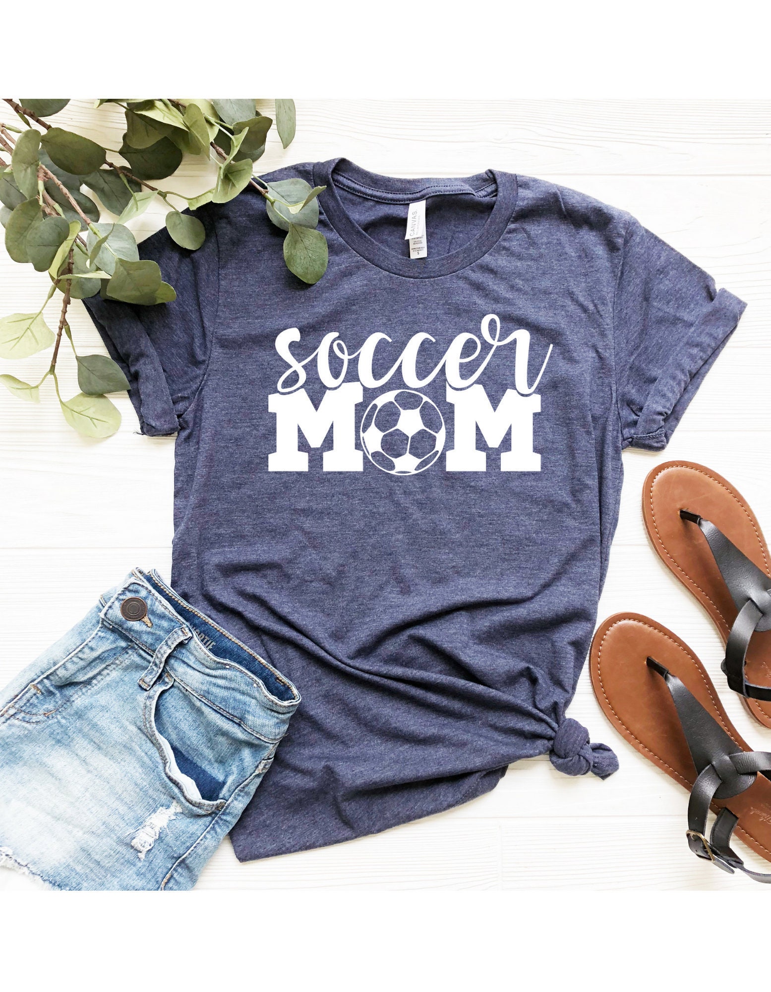 Fußball Mama Shirt, Team Custom T-Shirt, Personalisiertes Mädchen Geschenk, Spieler Unisex Bekleidung von ComfyShirtsUS