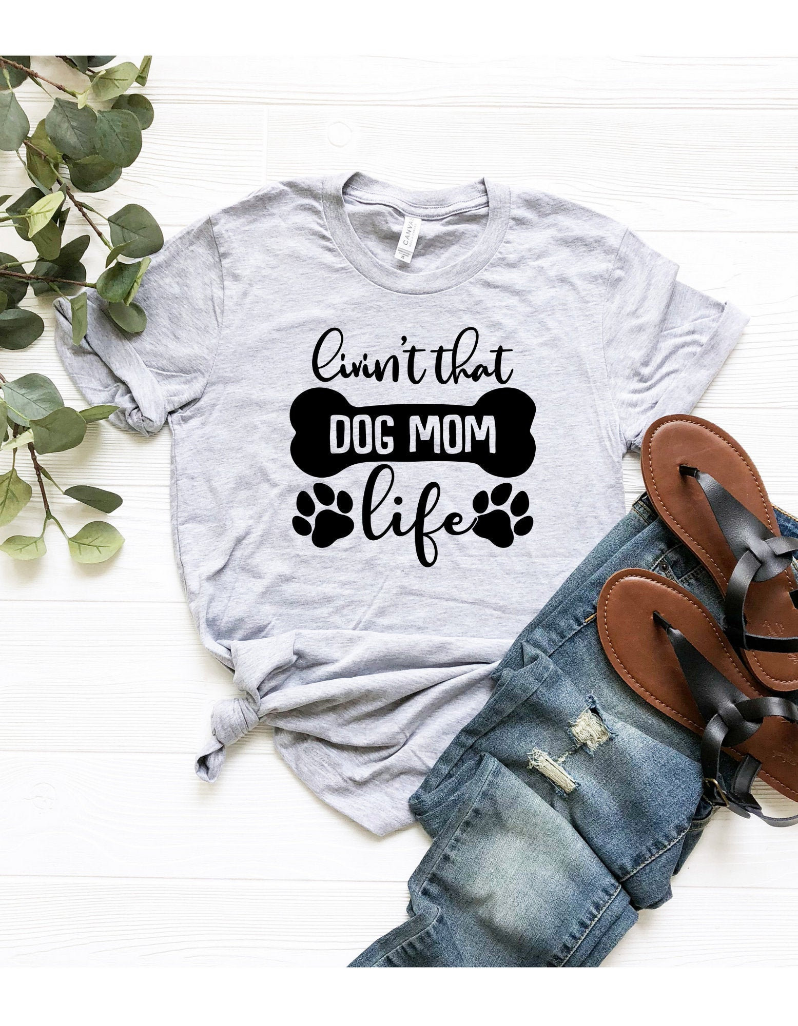 Hunde Mama Shirt, Livin' That Dog Mom Life T-Shirt, Hundeliebhaber Leben Unisex Bekleidung, Custom Owner Shirt von ComfyShirtsUS