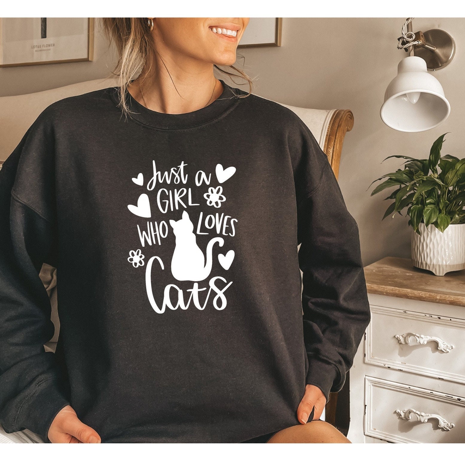 Just A Girl Who Loves Cats Sweatshirt, Cat Mom Sweater, Lady Shirt, Geschenk Für Katzenliebhaber, Süßer Katzen Kapuzenpullover, Katzenpullover von ComfyShirtsUS