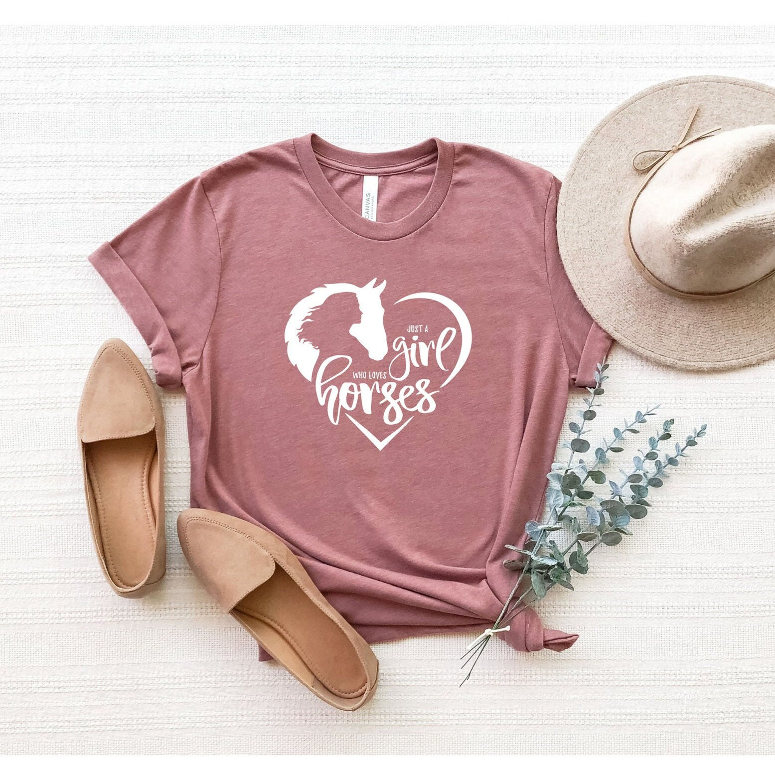 Just A Girl Who Loves Pferde Shirt, Pferd Mädchen Herz T-Shirt, Liebhaber Bauernhof Liebe Reiten Shirt von ComfyShirtsUS