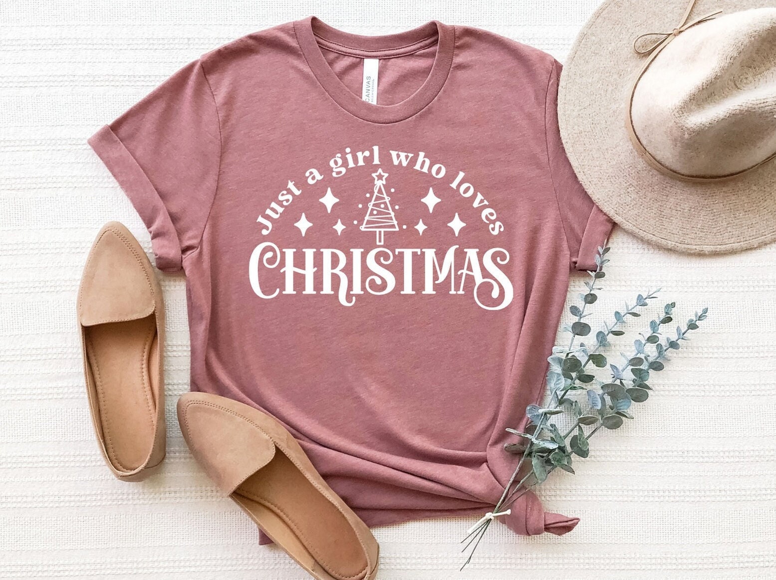 Just A Girl Who Loves Weihnachtsshirt, Weihnachts T-Shirt, Weihnachtsgeschenk Shirt, Mädchen Süßes Weihnachtsshirt von ComfyShirtsUS