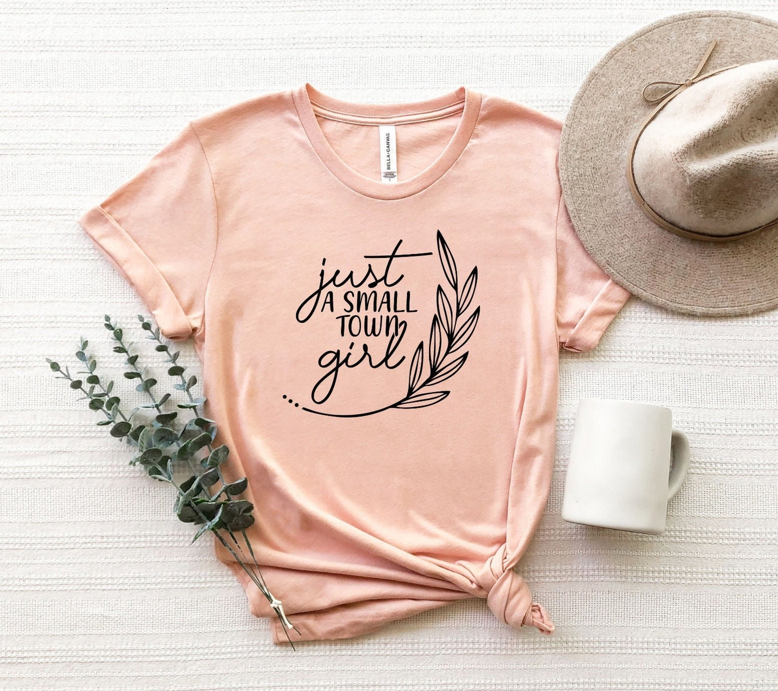 Just A Small Town Girl Shirt, T-Shirt, Country Junge Frau Lustiges Mädchen Farm Reise Shirt von ComfyShirtsUS