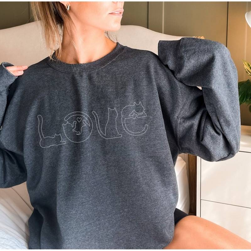 Love Cat Sweatshirt, Katzenliebe Pullover, Katzenliebhaber Hoodie, Fell Mama Shirt, Süßes Katzen Geschenk Für Katzenbesitzer, T-Shirt von ComfyShirtsUS