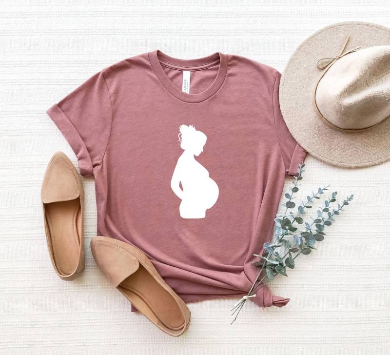Schwangerschaft T-Shirt, Ankündigung Neue Mama Shirt, Mom To Be Umstandsshirt, Baby Reveal Süßes Schwangeres T-Shirt von ComfyShirtsUS
