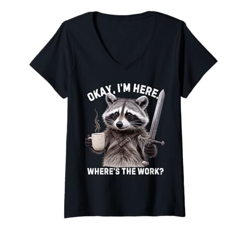 Damen Lustiger Waschbär mit Aufschrift Okay I Am Here Where is The Work T-Shirt mit V-Ausschnitt Damen Lustiger Waschbär mit Aufschrift Okay I Am Here Where is The Work T-Shirt mit V-Ausschnitt von Comical Animal Joke Coffee Sword Warrior Humor