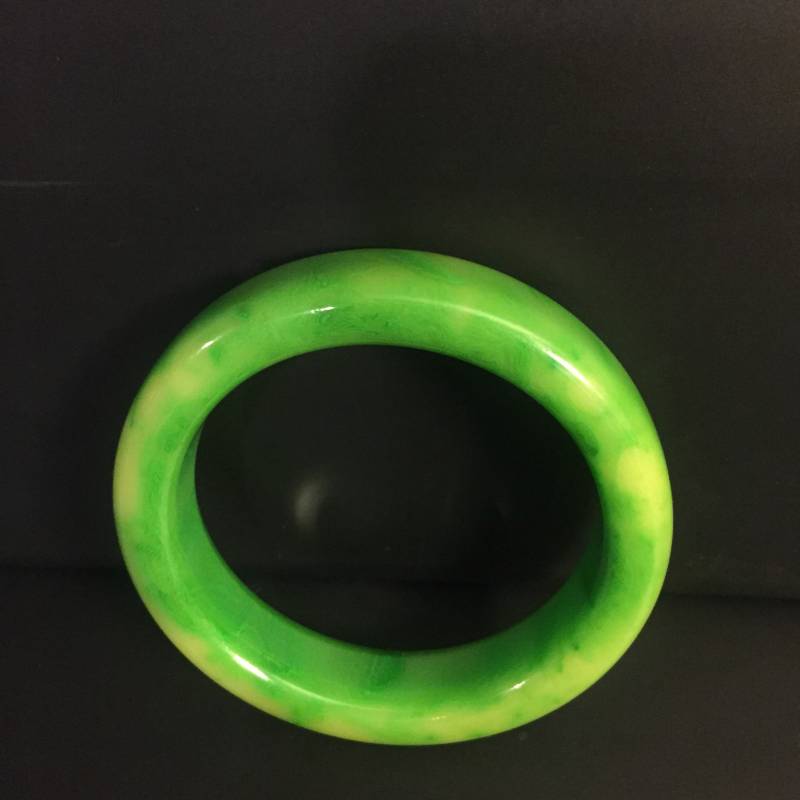 Vintage Bakelit Grün Gelb Marmoriertes Armband Armreif .5" Breit von CommonThreadClothing