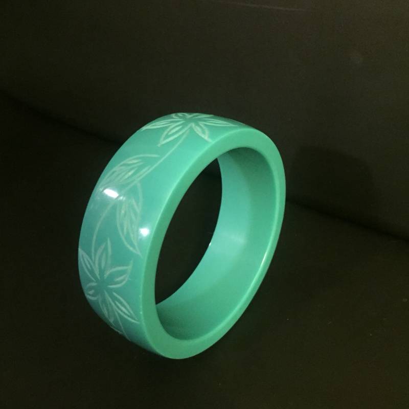 Vintage Bakelit Türkis Geschnitztes Blumen Armband Armreif 1" Breit von CommonThreadClothing