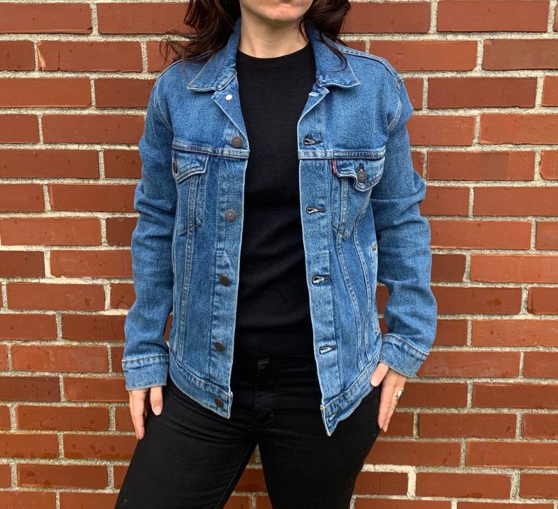 Vintage Levi Es Blue Denim Jean Jacke Westlichen Button Up Größe Herren Klein von CommonThreadClothing