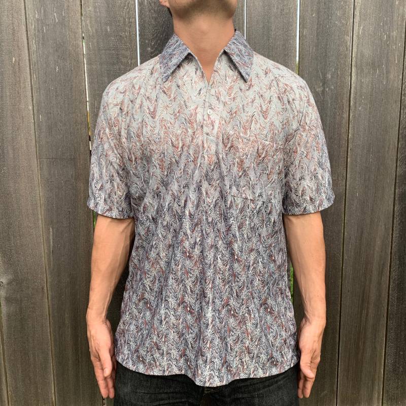 Vintage Lilly Daché 1970Er Blau Weiß Kurzärmeliges One Button Kleid Poloshirt Polyester Herren Größe Groß von CommonThreadClothing