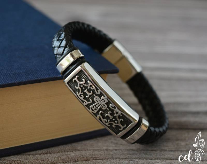 Personalisierte Rustikale Kreuz Ledermanschette Für Männer. Stackable Armband Mit Edelstahl-Armaturen Und Verschluss. Wählen Sie Eine von ConceptualizeDesign