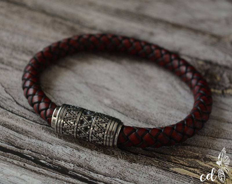 Personalisiertes Rustikales Lederarmband Für Männer Oder Frauen. Stapelbares Armband Mit Verschluss Aus Edelstahl von ConceptualizeDesign