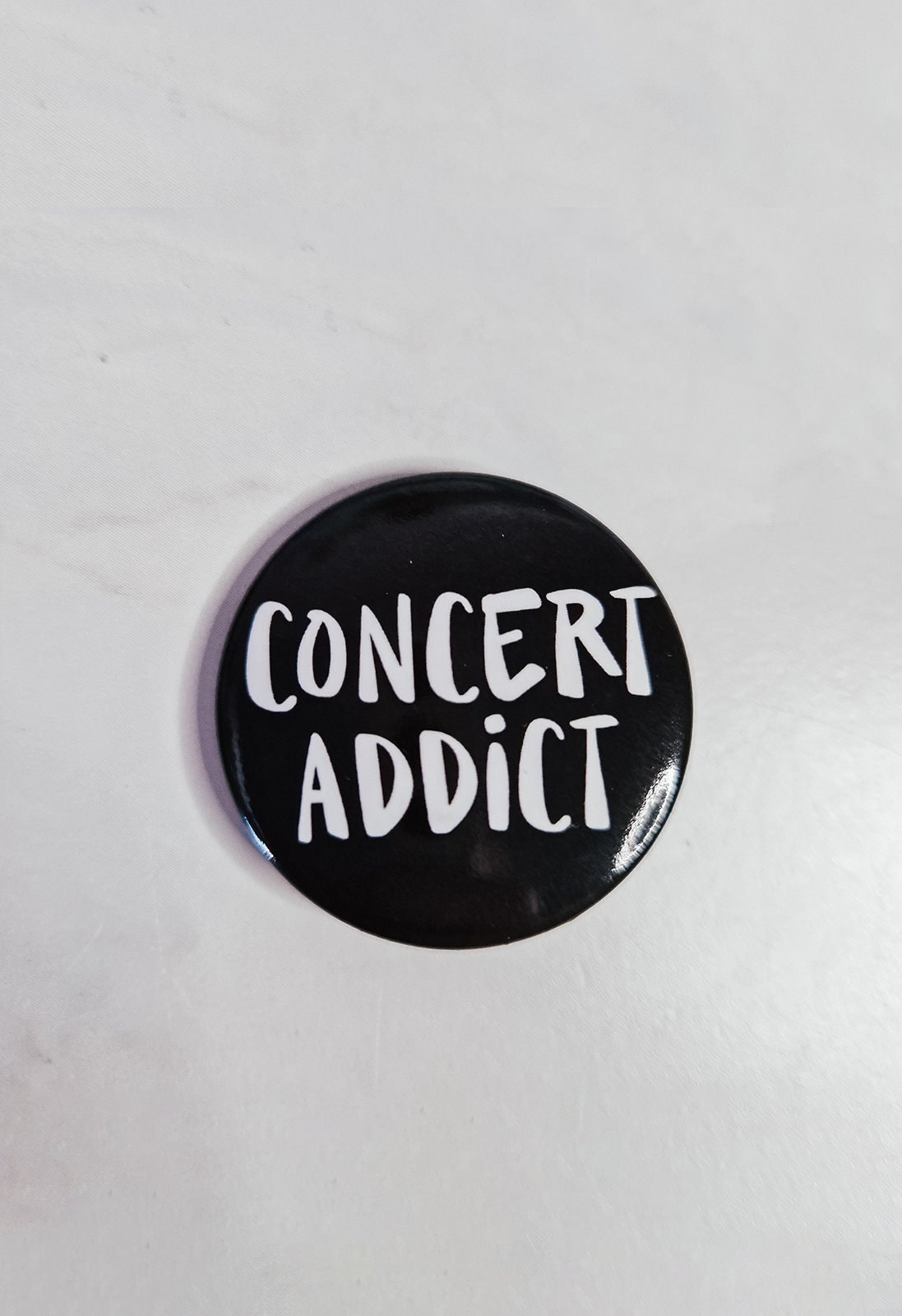 Concert Addict Button 37mm | Konzertbuttons Fanbuttons Musikbuttons Konzertmerch Concert Addict Button 37mm | Konzertbuttons Fanbuttons Musikbuttons Konzertmerch von ConcertMinds