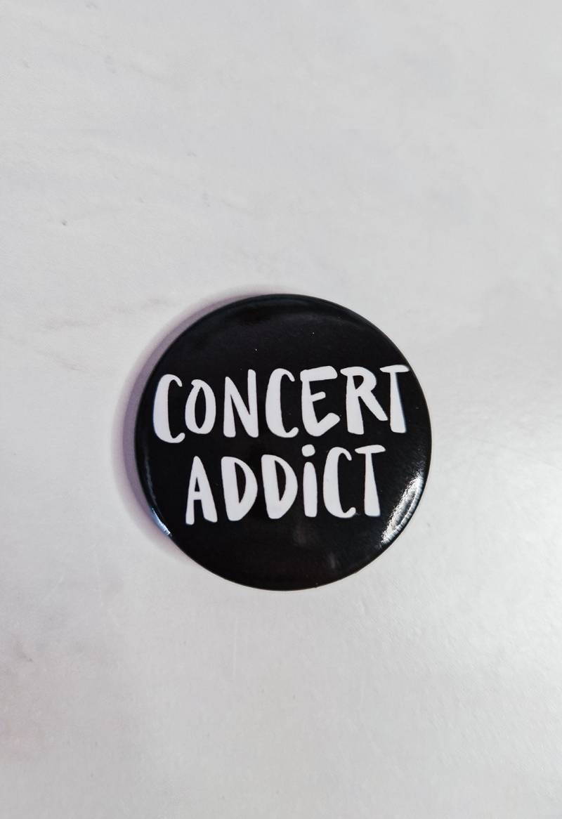 Concert Addict Button 37mm | Konzertbuttons Fanbuttons Musikbuttons Konzertmerch von ConcertMinds