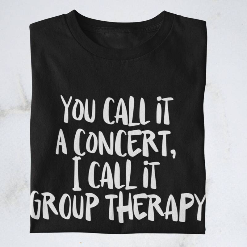 Shirt "Concerts Are Group Therapy" | Konzertliebe Fangirl Tourmerch Konzertmerch Fanliebe von ConcertMinds