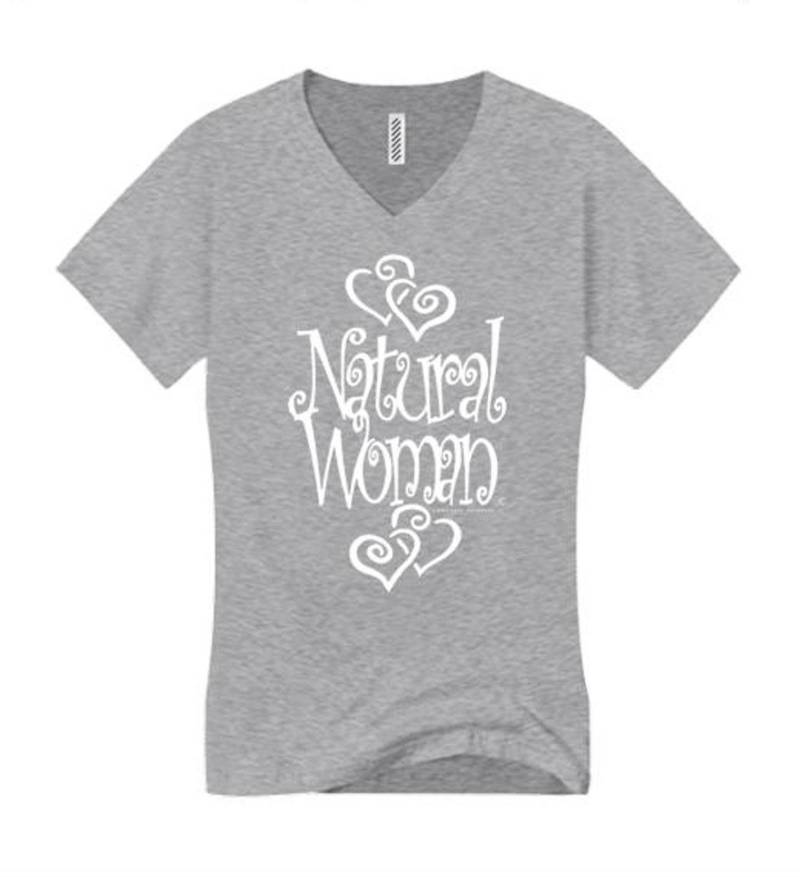 Frauen Inspirierende V-Ausschnitt T-Form "Natural Woman" Graffiti-Tag-stil Grafik | Größe Sm-4x von ConcreteRepublicNYC