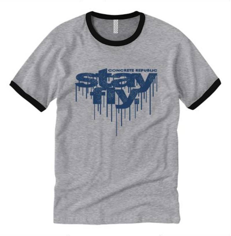 Retro-Stil Ringer T-H-Anhänger "Stay Fly' Tropfende Tinte Stil Graffiti Tag/Hip Hop Grafik | Größen Sm-2xl von ConcreteRepublicNYC
