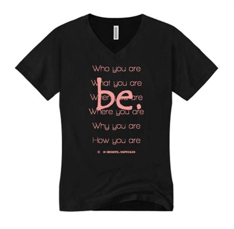 Women Es Inspirierenden V-Neck Thirt "Be" Grafisch-Inspirierend, Motivierend | Größe Sm-4x von ConcreteRepublicNYC