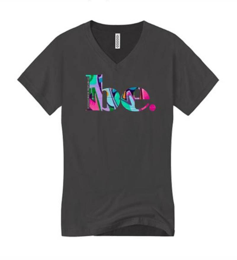 Womens "Be" Inspirierende Grafik V-Ausschnitt T-Shirts | Größen Sm-4x von ConcreteRepublicNYC
