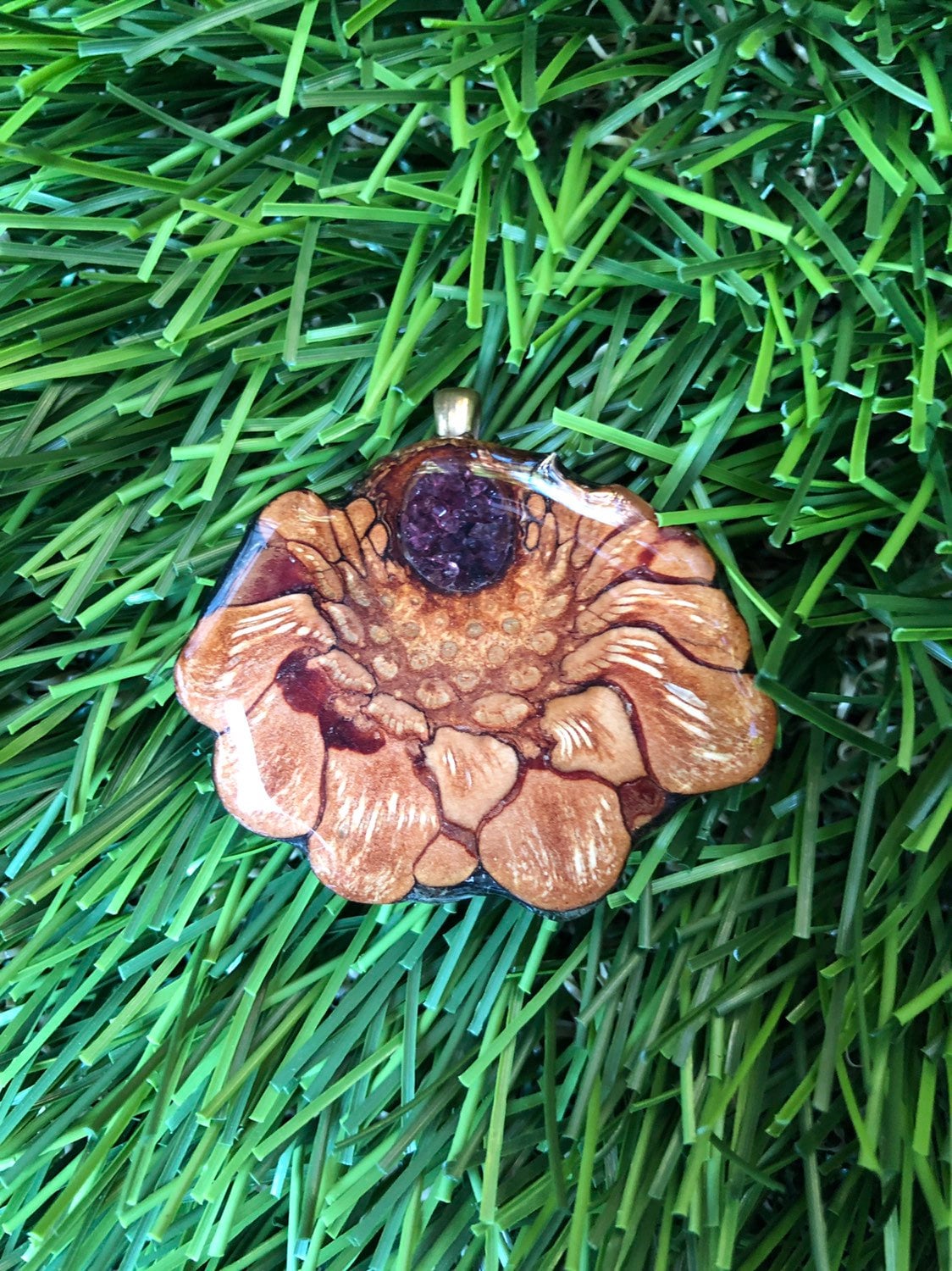 Zerkleinerter Granat Pinecone Anhänger Zerkleinerter Granat Pinecone Anhänger von ConeCentric
