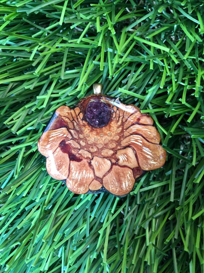 Zerkleinerter Granat Pinecone Anhänger Zerkleinerter Granat Pinecone Anhänger von ConeCentric
