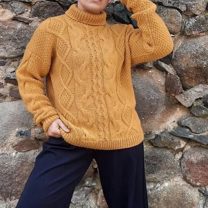 Geflochtener Alpaka Pullover Aran Zopfmuster, Ocker Oversized von ConekkosStudio