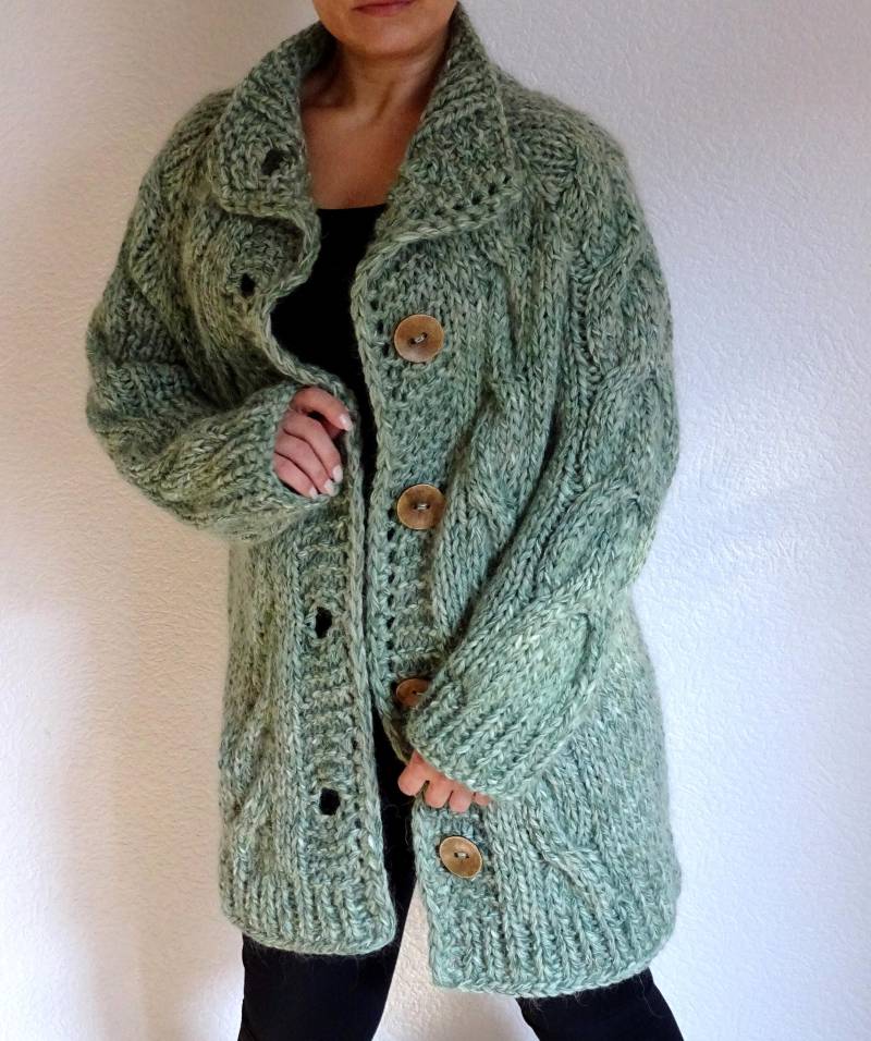 Handgestrickte Grobstrick Strickjacke Mit Zopfmuster Salbei Grün Wollmischung Oversized Fit von ConekkosStudio